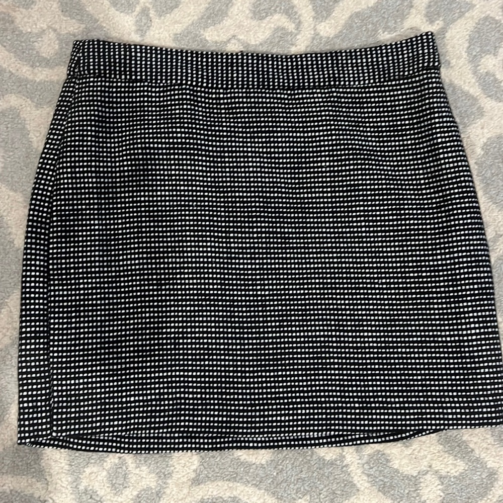 Lightly worn, tweed mini skirt from GAP. Cute with black tights and boots